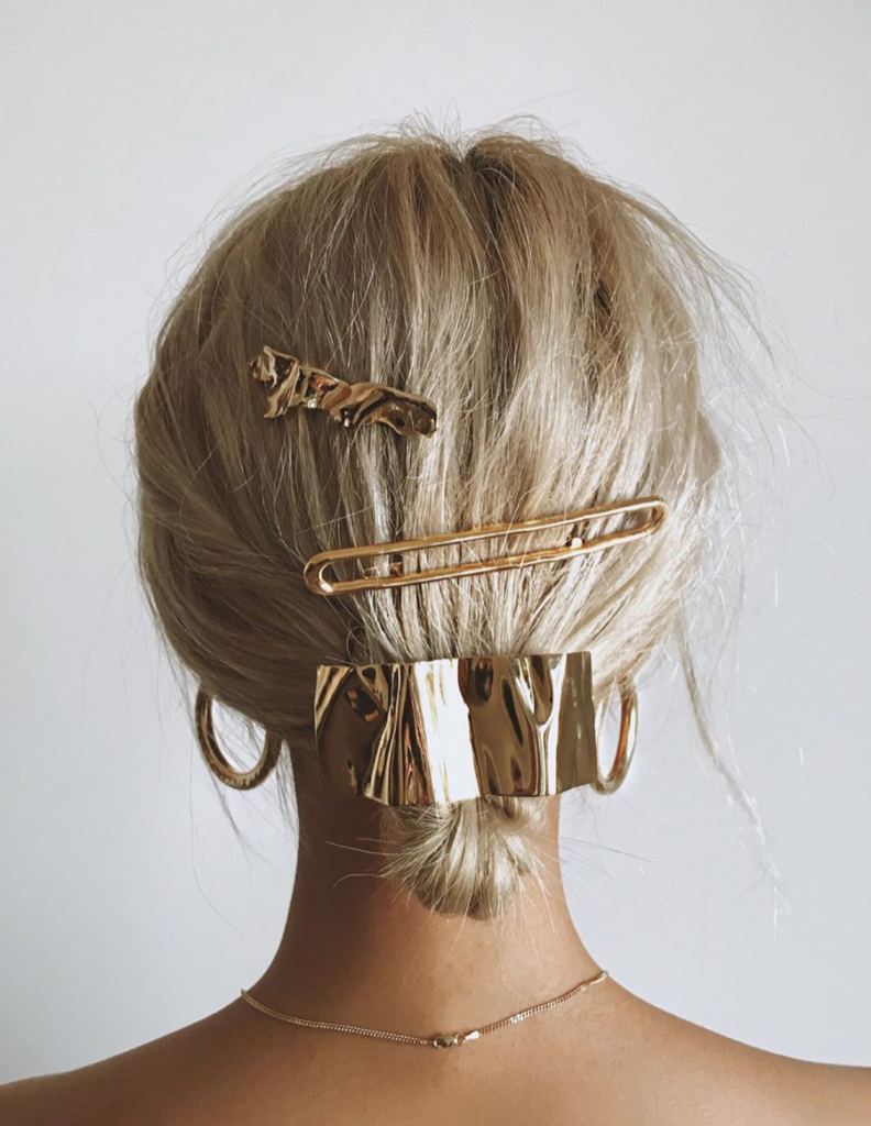 Blogger wearing golden hair clips.