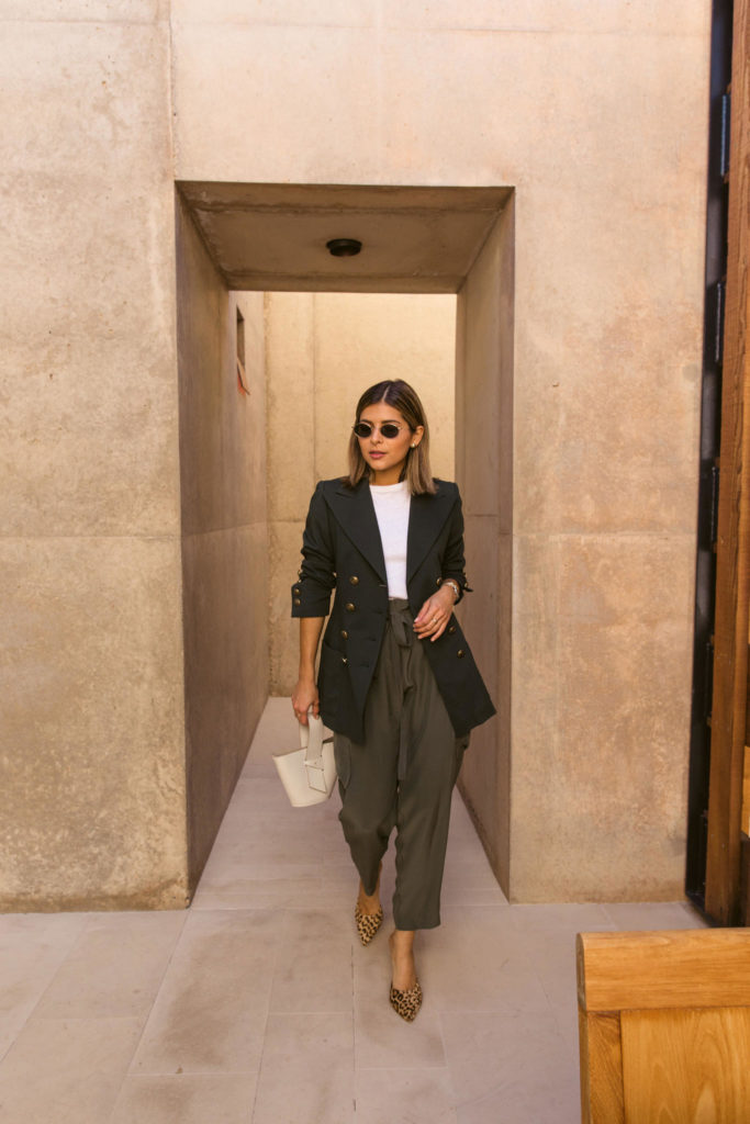 Blogger wearing wide-legged trousers and jacket.