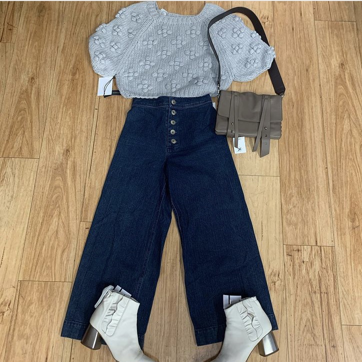 short sleeve sweater with high waisted jeans