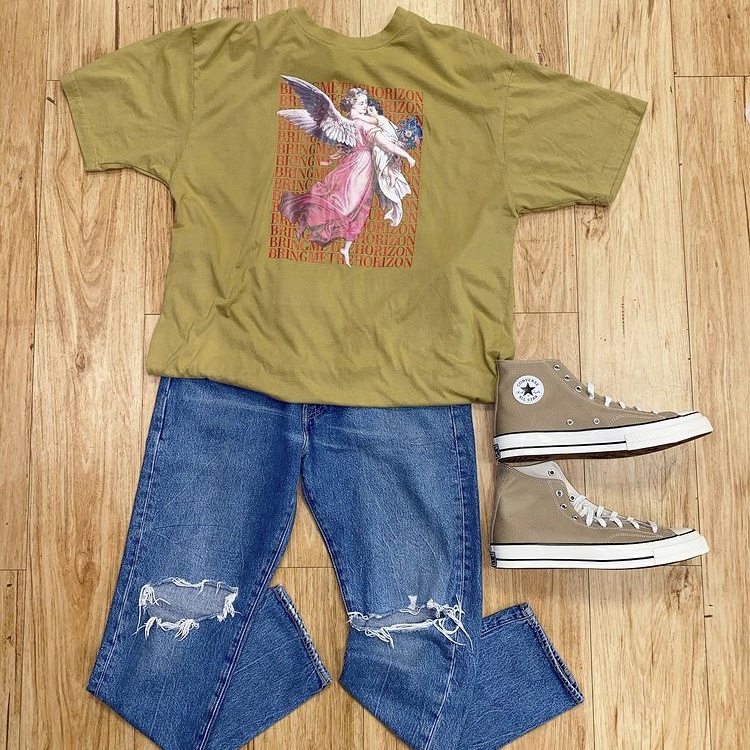 Ripped jeans with t-shirt and sneakers