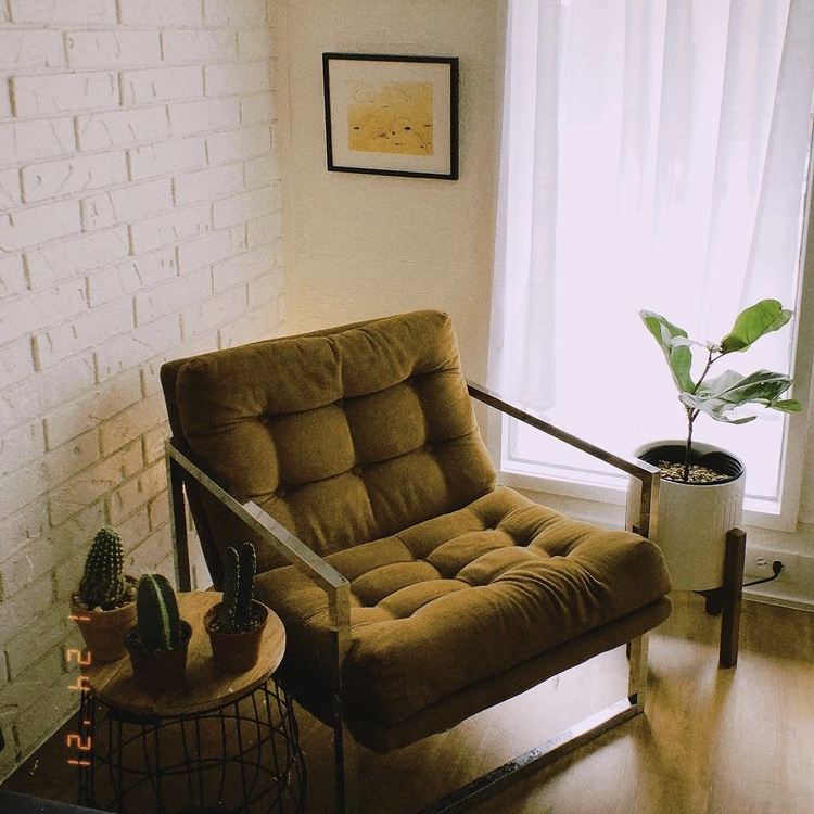 Photo of thrifted green velour chair