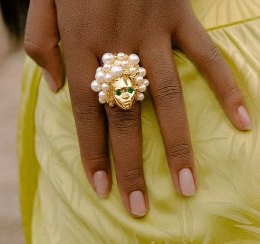 photo of gold and pearl ring
