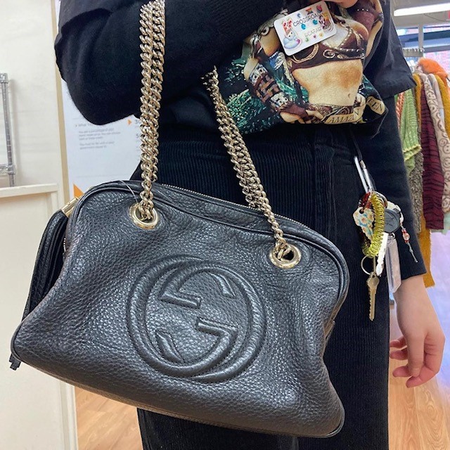 black leather Gucci handbag with gold chain