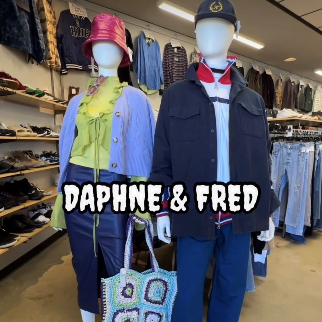 two mannequins dressed in thrift store Halloween costumes as Daphne and Fred