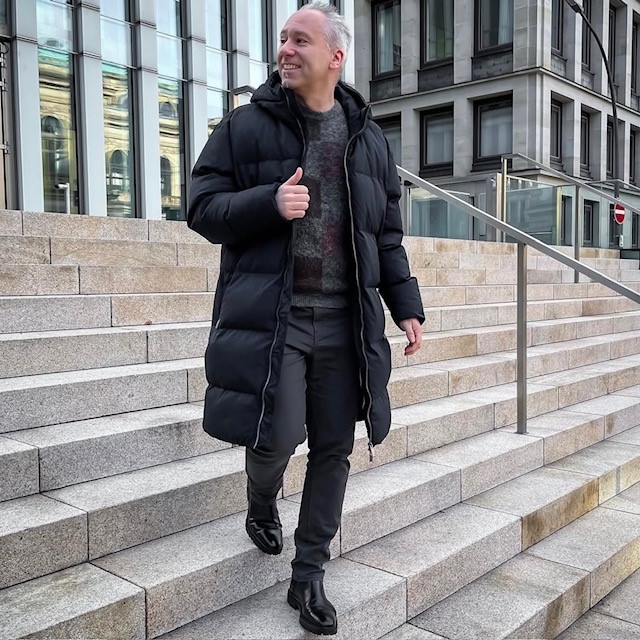 example of puffers: man wearing a knee-length black puffer coat with black and dark gray outfit