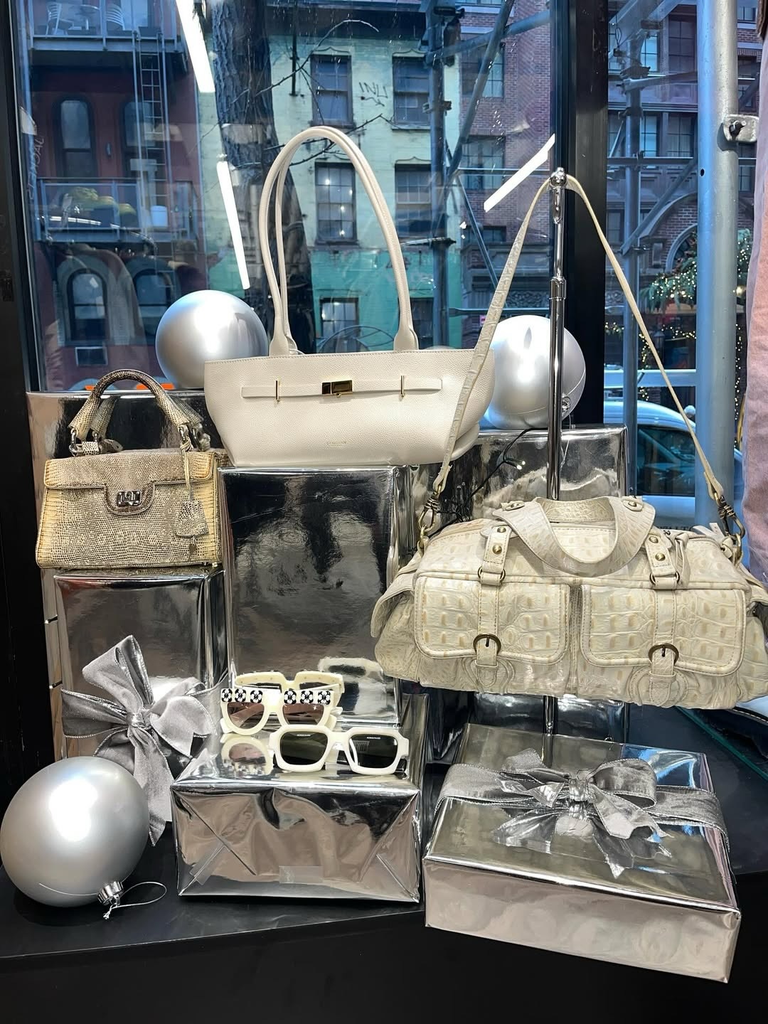 Here’s your friendly reminder that all stores close today at 4pm and are closed on Christmas Day. ☃️

If you are doing any last minute shopping, Crossroads has great secondhand options that won’t break the bank. When in doubt, get a gift card! Available at any of our locations. 🎁✨

📸: Crossroads West Village @crossroads_newyork 

#crossroadstrading #buyselltrade #crossroadsfinds