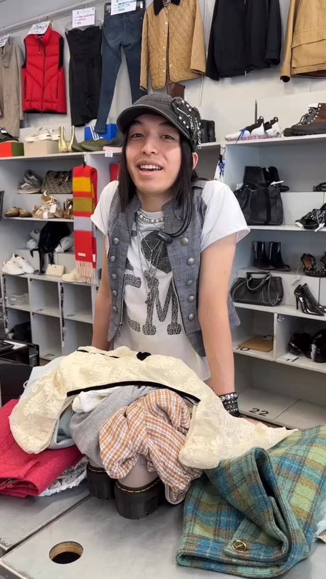 Wondering what we’re buying? Follow along as Nathan takes you through a Buy. 🛍️✨

If you looking for even more selling inspiration, check our Selling Guide for examples of the brands we (& our customers) love! 🧡

🔗 Link in bio. 

#crossroadstrading #buyselltrade #crossroadsfinds #womensfashion #style